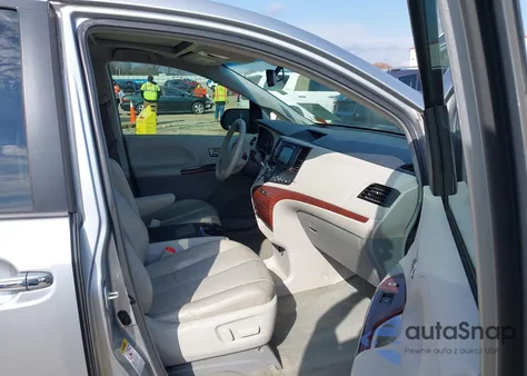 2014 Toyota Sienna Xle V6 8 Passenger z USA, uszkodzony, nr VIN 5TDYK3DC2ES509255